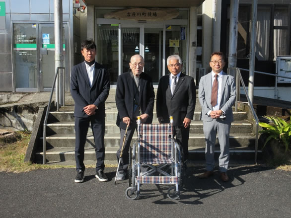 古座川町に車いすを寄贈しました